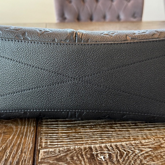 Louis Vuitton V Tote - Picture 8 of 11